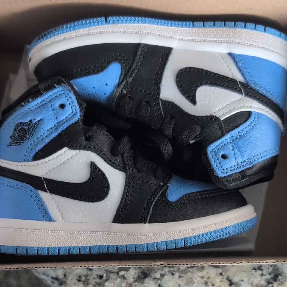 Jordan 1 Retro in University Blue and Black